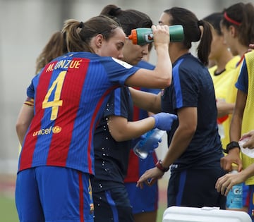 Las jugadoras del Barcelona hidratándose en uno de los descansos de la semifinal de la Copa de la Reina