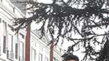 <b>MARIANO, EN LA OTRA PUERTA DEL SOL</b>. El reportaje gráfico que ilustra esta entrevista se efectuó en el centro comercial Arturo Soria Plaza, cerca del domicilio particular del técnico. García Remón posó ante una espléndida reproducción de la Puerta del Sol, en la que podrán comer las uvas y despedir el año 2004 los vecinos de la zona (entre ellos están Raúl, Figo y Zidane).