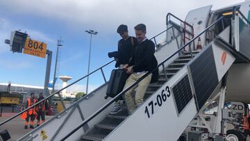 Kubo baja con Turrientes del avión en Lisboa.