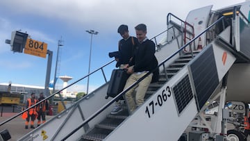 Kubo baja con Turrientes del avión en Lisboa.