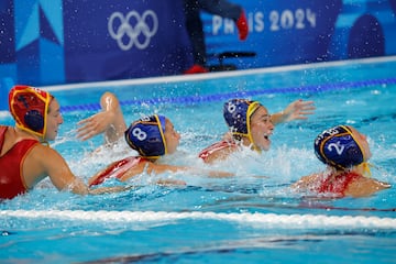 Las waterpolistas españolas Laura Ester Ramos, Pili Peña, Paula Crespi e Isabel Piralkova  se lanzan a la piscina tras pitar el final del partido.