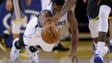 Thaddeus Young, se tira al suelo a por un balón durante un partido de esta temporada.