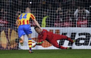 El portero del Valencia, Diego Alves, detiene un penalti del delantero esloveno del Ludogorets Razgrad, Roman Bezjak, durante el partido de ida de los octavos de final de la Liga Europa, en el estadio nacional Vasil Levski, en Sofía, Bulgaria.