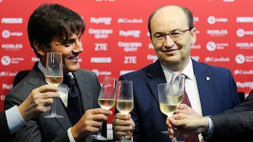 Sevilla's president Jose Castro (R) makes a toast with Sevilla's new Italian coach Vincenzo Montella during his official presentation as the Spanish club's coach at the Sanchez Pizjuam Stadium in Sevilla on December 30, 2017. / AFP PHOTO / CRISTINA QUICLER