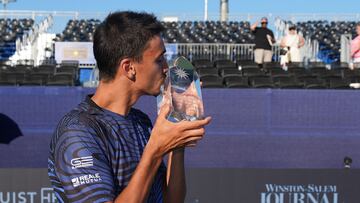 Lorenzo Sonego, con el trofeo de ganador del Winston Salem Open