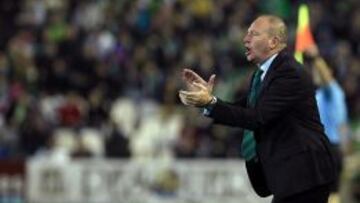 El entrenador del Real Betis, Pepe Mel, da instrucciones a sus jugadores durante el partido de la vig&eacute;sima jornada de Liga de Primera Divisi&oacute;n que el conjunto andaluz disputa ante el Athletic Club esta noche en el estadio Benito Villamar&iacute;n de Sevilla. 