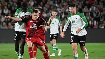 Urko Izeta fue un auténtico dolor de cabeza durante todo el partido para la defensa del Racing.