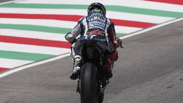 Problemas para Lorenzo: el motor de su Yamaha se rompe