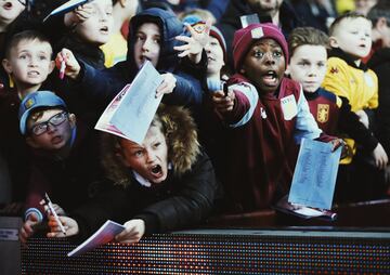 Peque?os aficionados del Aston Villa piden aut¨®grafos a sus ¨ªdolos.