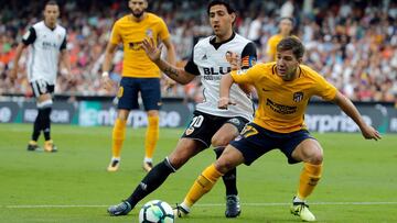 GRA264. VALENCIA, 09/09/2017.- El centrocampista del Valencia Dani Parejo (i) disputa un balón con el jugador argentino del Atlético de Madrid Luciano Vietto (d) durante el partido correspondiente a la tercera jornada de LaLiga Santander disputado hoy en el estadio de Mestalla. EFE/Juan Carlos Cárdenas