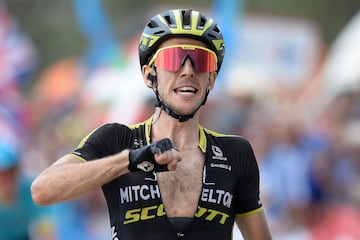 Simon Yates celebrando la victoria. 