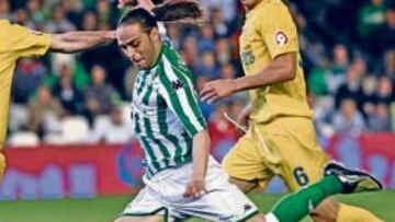 <b>EXCELENTE GOL. </b>Éste es el momento en que Sergio García se va con elegancia de Godin y marca el 1-2. Fue un gol de muy bella factura.