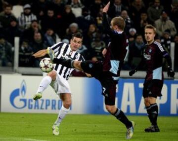 Juventus-Copenhagen  Simone Padoin y Ragnar Sigurdsson