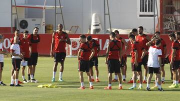 Los sevillistas, en el entrenamiento. Castro logr&oacute; que la FEF retrasara un d&iacute;a el partido.
 