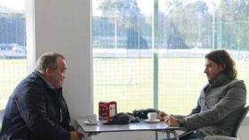 <b>BUENA RELACIÓN. </b>Ernesto Bello y Pascual Lezcano estuvieron charlando ayer en Abegondo.