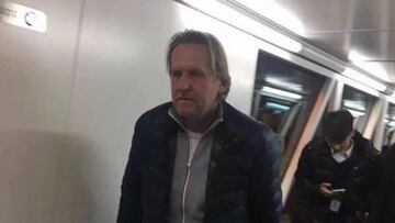 Schuster, llegando a China.