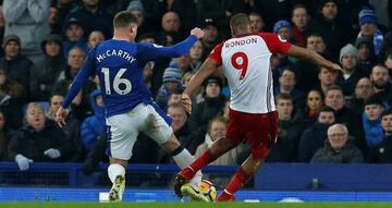 James McCarthy, del Everton, se rompe la pierna durante un encuentro con Salomón Rondon.