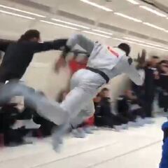 Lo último de Bolt: arrasa en una carrera... ¡a gravedad cero!