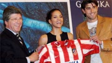 <b>ROJIBLANCA</b>. La actriz ha recibido una camiseta serigrafiada con su nombre de manos del presidente del club, Enrique Cerezo.