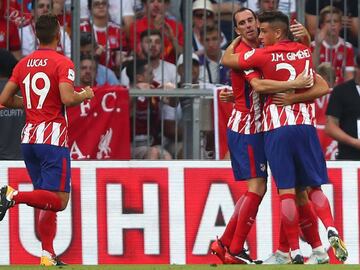 Soccer Football - Atletico Madrid vs Napoli - The Audi Cup - Munich, Germany - August 1, 2017   Atletico Madrid&#039;s Luciano Vietto celebrates scoring their second goal with team mates     REUTERS/Michael Dalder
