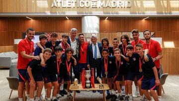 Miguel Ángel Gil y Enrique Cerezo recibieron a los campeones de LaLiga Promises.