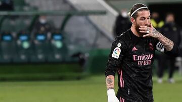 Real Madrid&#039;s Spanish defender Sergio Ramos reacts as Real Madrid&#039;s Spanish defender Dani Carvajal (L) lies on the ground during the Spanish League football match between Elche and Real Madrid at the Manuel Martinez Valero stadium in Elche on De