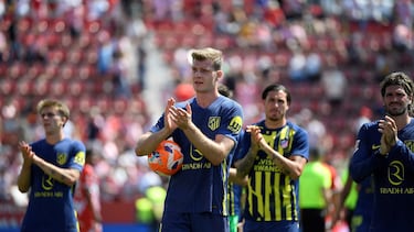 Sorloth aplaude a los aficionados del Atlético que estuvieron el estadio ante el Girona.