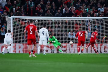 Diogo Costa detiene el penalti de Eriksen lanzndose hacia su derecha.