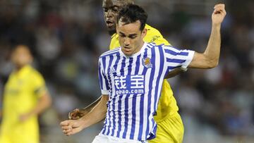 Juanmi lucha por un balón con N'Diaye.