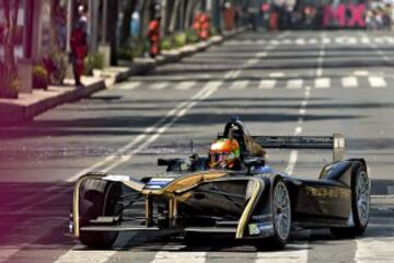 Esteban Gutiérrez 'quemó llanta' de su Fórmula E en Paseo de la Reforma.