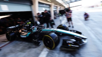 Andrea Kimi Antonelli sale del box de Mercedes de Fórmula 1.