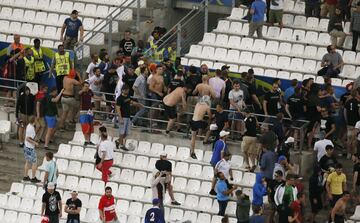 Enfrentamiento entre los ultras rusos e ingleses en el partido que enfrent¨® a ambas selecciones en Marsella durante la Eurocopa 2016.