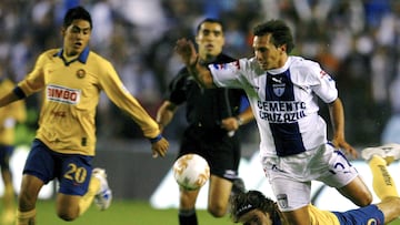 FUTBOL MEXICANO CLAUSURA 2007
PACHUCA VS AMERICA
SEGUNDO JUEGO DE LA FINAL
MEXSPORT DIGITAL IMAGE
27 May 2007: Action photo of Christian Gimenez of Pachuca fighting for the ball with Duilio Davino of America, during the second game of the final of the Torneo de Clausura 2007./Foto de accion de Christian Gimenez de Pachuca peleando por el balon con Duilio Davino de America, durante el segundo juego de la final del Torneo de Clausura 2007. MEXSPORT/OMAR MARTINEZ
