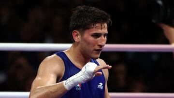 Villepinte (France), 31/07/2024.- Marco Alonso Verde Alvarez of Mexico celebrates winning his Men's 71kg round of 16 bout of the Boxing competitions in the Paris 2024 Olympic Games, at the North Paris Arena in Villepinte, France, 31 July 2024. (Francia) EFE/EPA/DIVYAKANT SOLANKI
