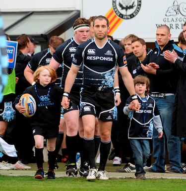 Federico Martín Aramburu, de 42 años y exintegrante de la selección de Argentina de rugby, fue asesinado en la madrugada del 19 de marzo tras recibir varios disparos en pleno centro de la ciudad de París, tras una discusión en un bar. El histórico miembro del plantel que logró el tercer puesto en el Mundial de 2007 jugó en 22 ocasiones para Los Pumas, donde anotó 8 ensayos. Fue parte de la histórica gesta al subirse al podio en el mundial de Francia 2007.