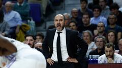 MADRID, 10/11/2022.- El entrenador del Real Madrid, Chus Mateo, durante el partido de la 7ª jornada de la EuroLiga de baloncesto que Real Madrid y Anadolu Efes disputan este jueves en el WiZink Center, en Madrid. EFE/ Rodrigo Jiménez
