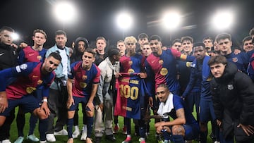 Lamine Yamal posa con la camiseta de sus 100 partidos jugados con la elástica azulgrana arropado por sus compañeros de equipo tras finalizar el partido.