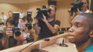 <b>FELIZ. </b>Samuel Etoo compareció ante los periodistas y se confesó contento con su nuevo contrato y con la ampliación del de varios de sus compañeros.