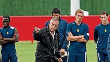 <b>SOLUCIONES. </b>Manzano explica en un entrenamiento las instrucciones para el cambio.