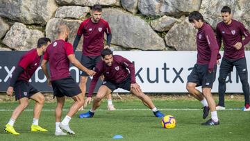 Raúl García, en el rondo que abrió la sesión de ayer por la mañana en Lezama.