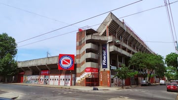 El crack argentino debutó como futbolista profesional con Argentinos. El estadio adquirió el nombre de 'El Pelusa' en 2012, como homenaje.