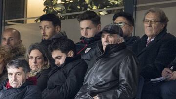 Remiro en el palco de Anoeta, junto a Aduriz.