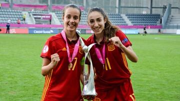 Rosa M&aacute;rquez y Olga Carmona, jugadoras del Betis y del Sevilla, con el trofeo de campeonas de Europa Sub-19.