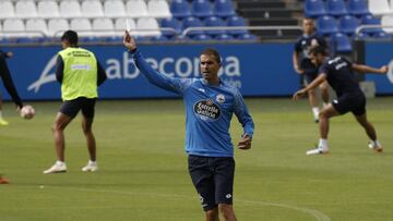 Gaizka Garitano da órdenes a sus jugadores durante un entrenamiento del Deportivo de la Coruña.