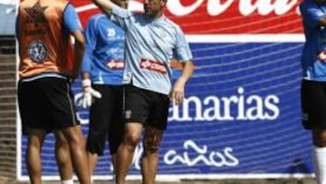 <b>SATISFECHO. </b>Gonzalo Arconada se dirige a sus futbolistas, durante una sesión de entrenamiento.