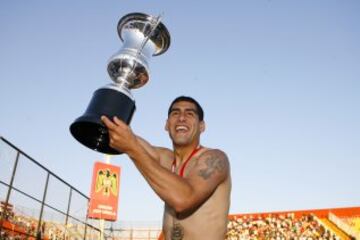 Diego Olate no jugó muchos minutos, pero igual se dio el lujo para levantar la copa de campeón con Colo Colo en el Clausura 2009. 
