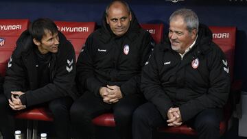 Asen, preparador físico, Juanvi Peinado, segundo entrenador, y Antonio Iriondo, primer entrenador, durante un partido del Rayo Majadahonda.