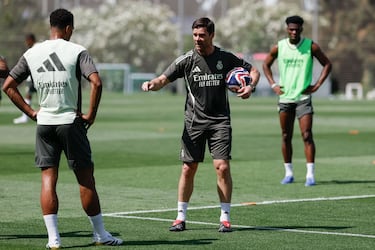 Xabi Alonso durante el entrenamiento de esta mañana. 