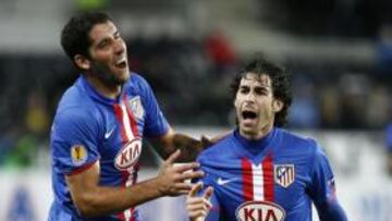 <b>VICTORIA. </b>Tiago celebra el segundo tanto del Atlético, el que significaba la victoria de los colchoneros. El portugués marcó un golazo y fue a celebrarlo con Raúl García.