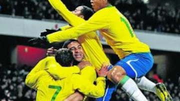 <b>ALEGRÍA VERDE-AMARELHA. </b>Los brasileños celebran el gol de Elano.